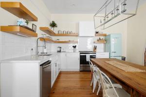 Charleston Condo Steps to King St Sleeps 8