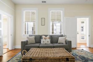 Charleston Condo Steps to King St Sleeps 8