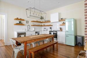 Charleston Condo Steps to King St Sleeps 8