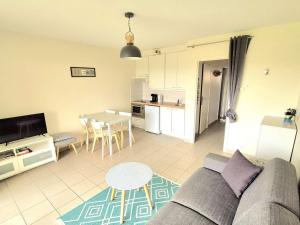 Studio au rez-de-chaussée avec terrasse dégagée - FR-1-675-56