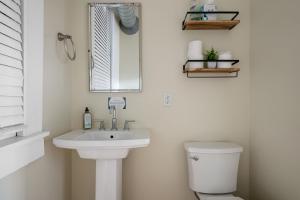 Historic Downtown Home Steps to King Street