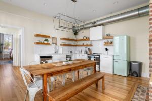 Historic Downtown Home Steps to King Street