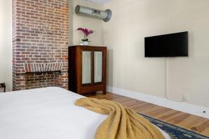 Historic Downtown Home Steps to King Street