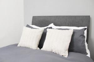 Modern Victoria Studio en-suite , Private Bath & Kitchenette, walk to Big Ben & Buckingham palace