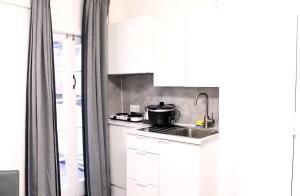Modern Victoria Studio en-suite , Private Bath & Kitchenette, walk to Big Ben & Buckingham palace