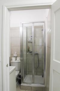 Modern Victoria Studio en-suite , Private Bath & Kitchenette, walk to Big Ben & Buckingham palace