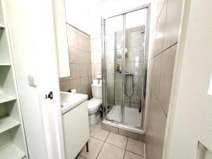Modern Victoria Studio en-suite , Private Bath & Kitchenette, walk to Big Ben & Buckingham palace