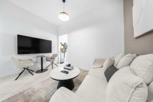 Free Housekeeping Visits During Your Stay - StayShort - Inviting Studio in Production City for 4