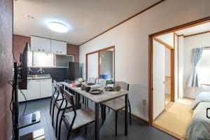 5 minutes on foot from the station, and there are many restaurants that are open late because it is downtown!