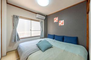 5 minutes on foot from the station, and there are many restaurants that are open late because it is downtown!