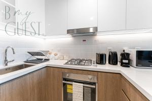 Elegant Modern 1BR with Stunning Marina Views