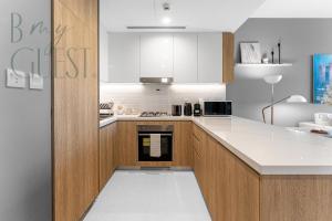 Elegant Modern 1BR with Stunning Marina Views