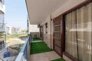 Vaneen Stay Luxury 1BHK Apartment with Balcony Sector 42 Golf Course Road