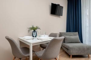 Functional & Cozy Studio close to the City Center with Balcony by Noclegi Renters