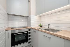 Functional & Cozy Studio close to the City Center with Balcony by Noclegi Renters