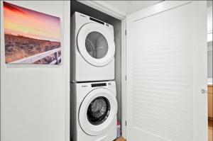 Bright Luxury 2BR Retreat with Pool in Irvine