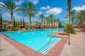 Bright Luxury 2BR Retreat with Pool in Irvine