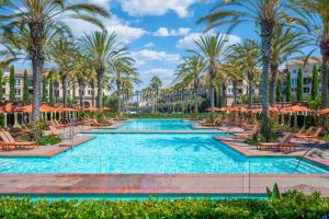 Bright Luxury 2BR Retreat with Pool in Irvine