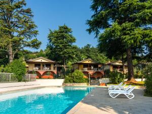 Apartment on Lake Garda with pebble beach, pier for boat, three swimming pools