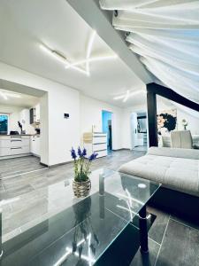 2-Bedroom Apartment with 1 Living Room Steps from Central Area