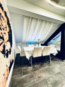 2-Bedroom Apartment with 1 Living Room Steps from Central Area