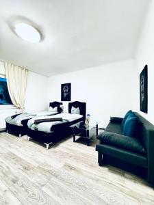 2-Bedroom Apartment with 1 Living Room Steps from Central Area