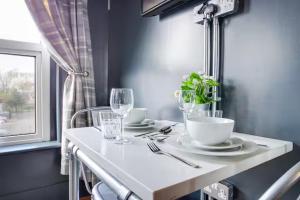 Cozy Studio Apartment for Two - Southend Studios