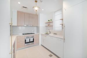 Free Housekeeping Visits During Your Stay - StayShort - Spacious 3BR Dubai Creek Harbour Stay Sleeps 6