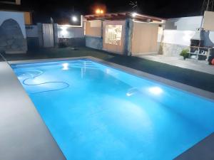 Casa con piscina privada zona de barbacoa y porche estilo bar ideal para relajarse y disfrutar al aire libre