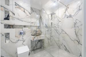 7-23 Kvartet, Vasyl Lypkivskyi 16b, Kyiv, railway station, metro nearby, fantastic city view, Petrovdom Apartment