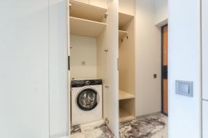 7-23 Kvartet, Vasyl Lypkivskyi 16b, Kyiv, railway station, metro nearby, fantastic city view, Petrovdom Apartment