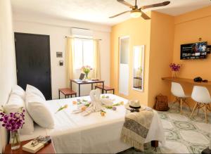 Comfy Romantic Suite 200m to Beach Prime Centro Rooftop Patio AC Fast WiFi UVA16