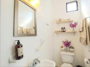 Comfy Romantic Suite 200m to Beach Prime Centro Rooftop Patio AC Fast WiFi UVA16