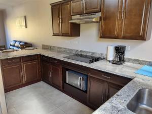 1 New modern 2 bed suite with shared pool