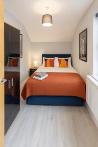 Spacious 5 Bedroom House with Garden and Street Parking
