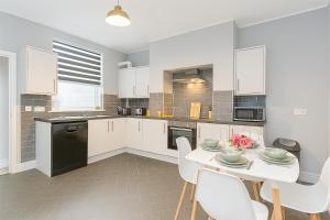 Spacious 5 Bedroom House with Garden and Street Parking