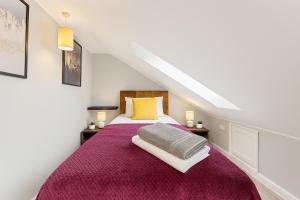Spacious 5 Bedroom House with Garden and Street Parking