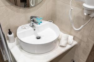 Breeze Apartments Megara - Linea