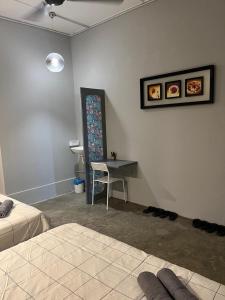 Roomah En-suite attached-bath R1