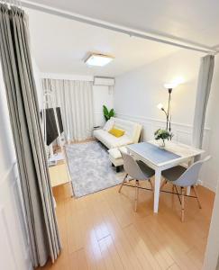 Ikebukuro 1 stop 2 min Designer Entire House 3BR up to 8 guests 3 min to Convenience Store