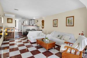 Adosada con jardín y piscina con acceso al mar - DOÑA LOLA