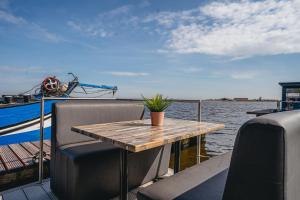 Houseboat Havenlodge Uitgeest for 4 persons