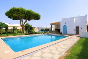 Chalet con piscina privada y zona de barbacoa cerca del pueblo