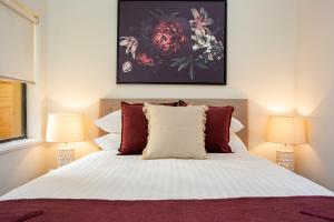 Central 2-Bed Apartment with Private Parking