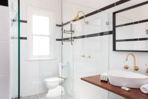 Central 2-Bed Apartment with Private Parking