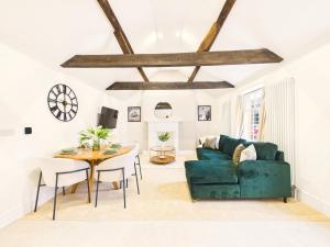 NEW Artisan Apartment by Signature Stays - Modern - Spacious - Parking