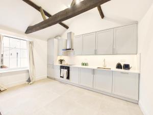 NEW Artisan Apartment by Signature Stays - Modern - Spacious - Parking