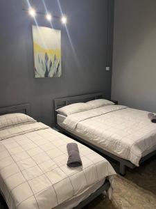 Roomah En-suite attached-bath R5