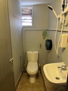 Roomah En-suite attached-bath R5