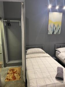 Roomah En-suite attached-bath R5